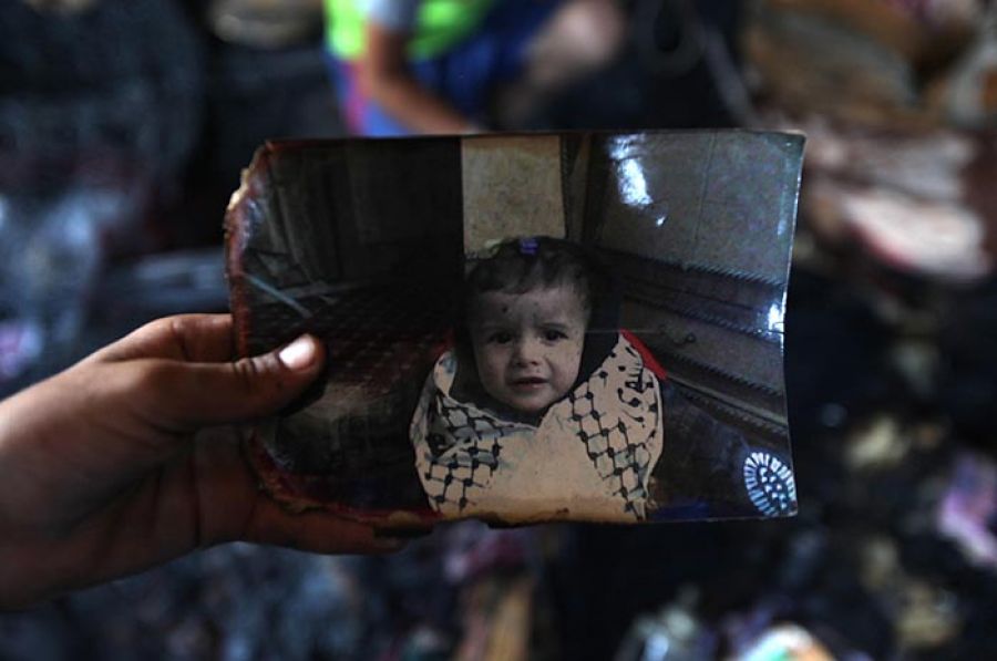 علی دوابشه، نوزاد ۱۸ ماهه‌ای که خانه‌ و خانواده‌اش به دست شهرک‌نشینان اسرائیلی در آتش سوختند. 