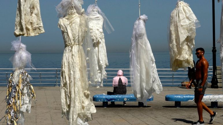 دار زدن لباس عروس در اعتراض به قانون تجاوز در لبنان