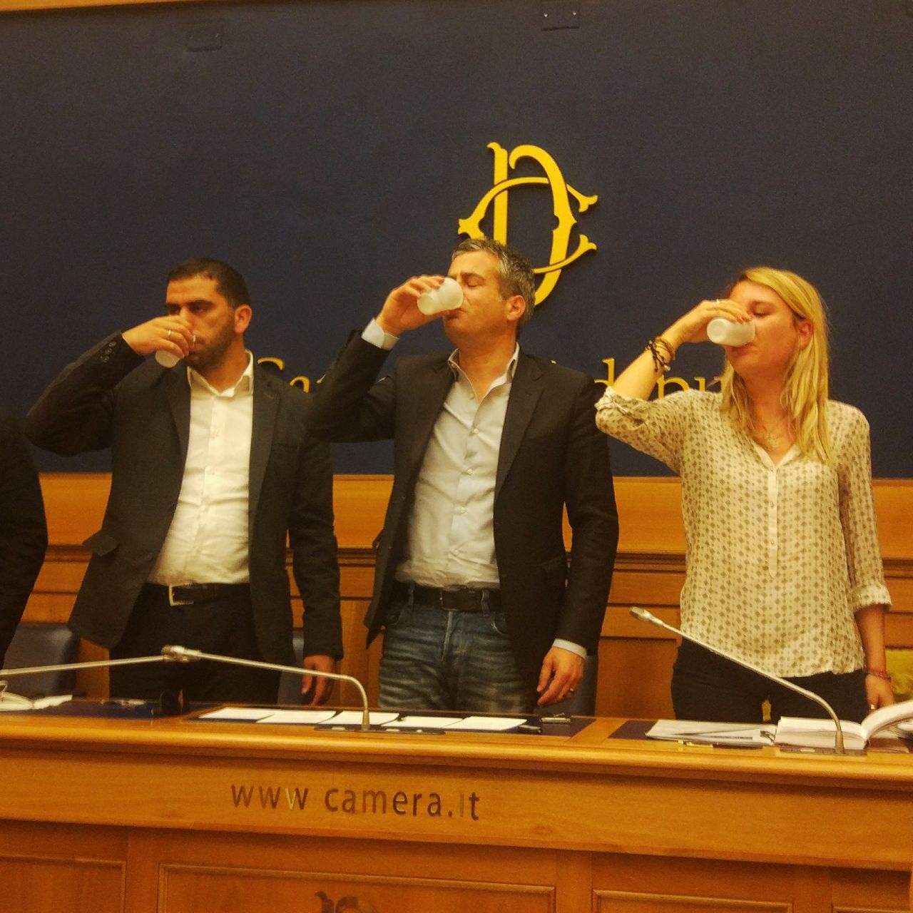 آب‌نمک نوشیدن هیات نمایندگان ایتالیا در اتحاد با زندانیان فلسطین