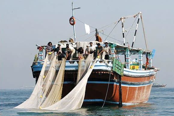 صیادان «غیرمجاز» به دلیل فقر و نبود شغل به دریا می‌زنند