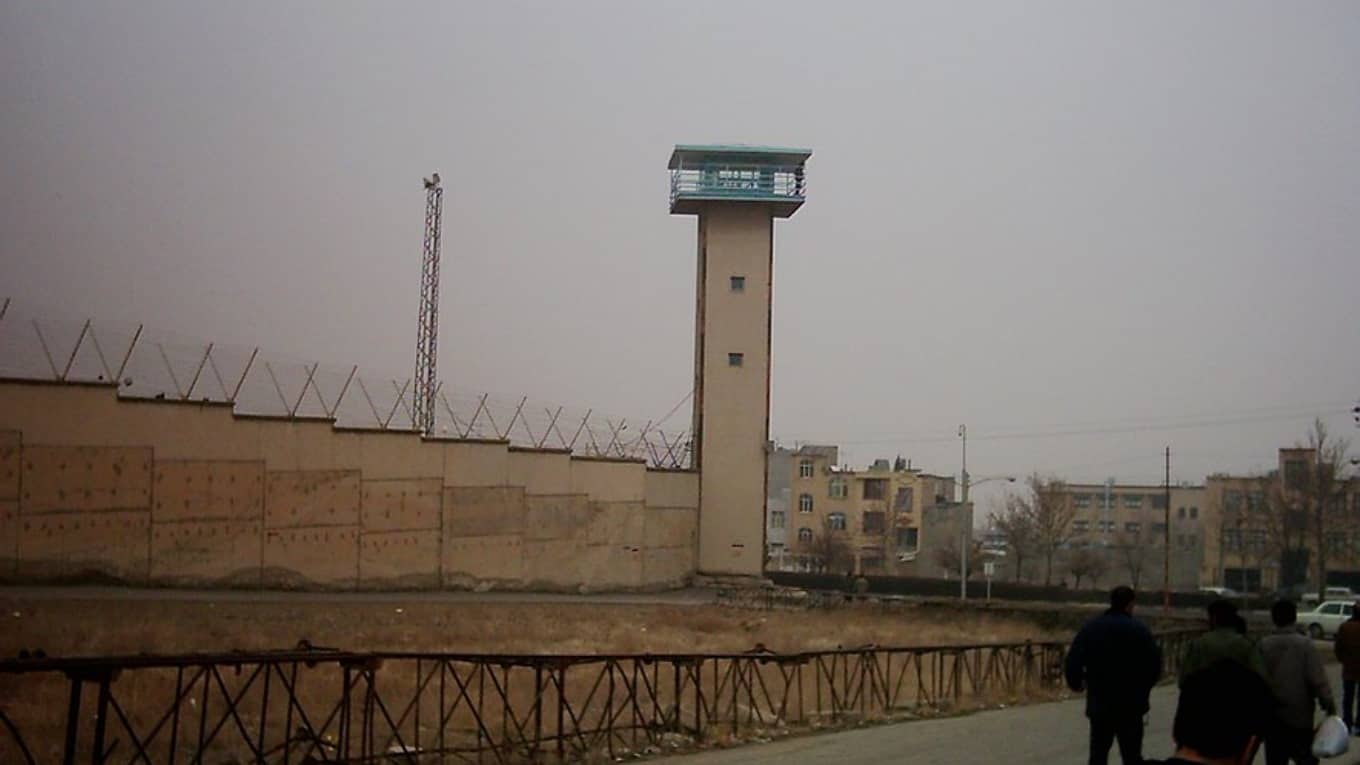خصوصی‌سازی و انتقال زندان‌های ۶ استان به بیرون از شهر