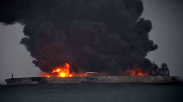 تشکیل‌شدن لکه بزرگ نفتی در اطراف نفتکش در حال سوختن ایران