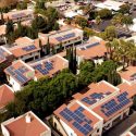 نصب صفحات خورشیدی برای بیشتر خانه‌های کالیفرنیا اجباری می‌شود