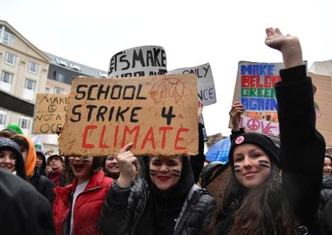 ده هزار دانش‌آموز به‌جای مدرسه به تظاهرات دفاع از محیط‌زیست رفتند