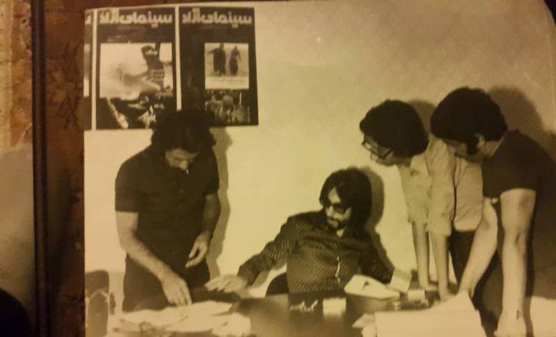 افراد حاضر در عکس بالا: از راست مرحوم احمدغفارمنش، رضا عدل، بصیر نصیبی، عبدالله باکیده در دفتر مرکزی سینمای آزاد