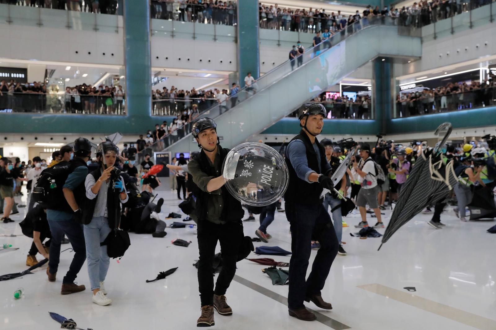 چگونه مراکز خرید زمین مبارزه معترضان هنگ‌کنگی شد