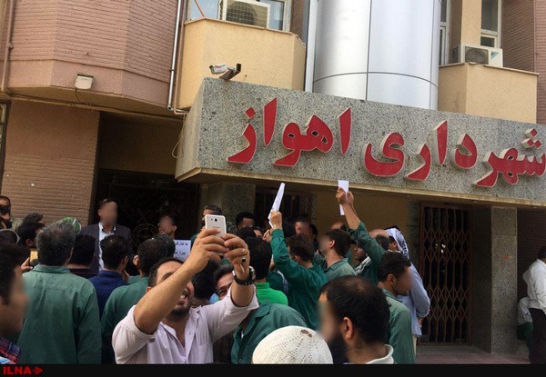 کارگران پیمانی شهرداری اهواز اعتصاب کردند