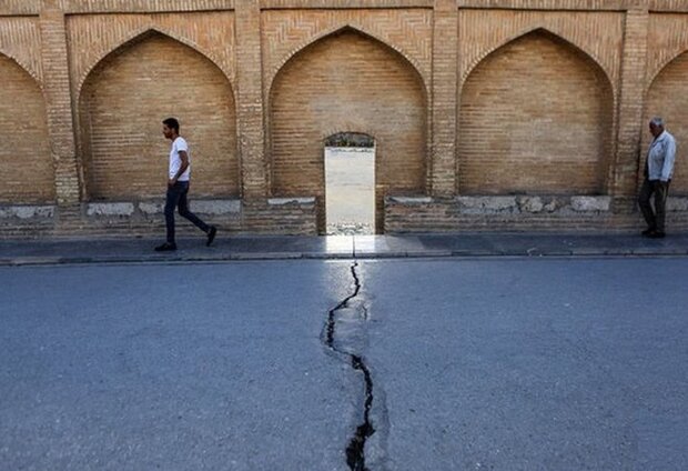 سطح آب‌های زیرزمینی دشت اصفهان سالانه یک متر افت می‌کند