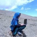 آموزش آنلاین؛ تلاش برای آموزش دخترانی که از رفتن به مکتب از سوی طالبان منع شده‌اند